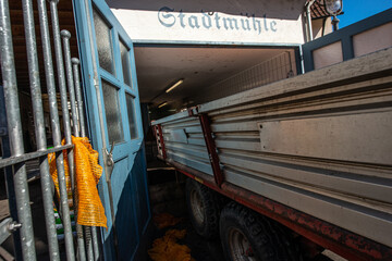 Anh&auml;nger steht im Tor von Stadtm&uuml;hle 