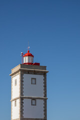 Farol vermelho em c&eacute;u azul