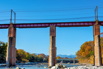 【埼玉県 長瀞】渓谷から見える紅葉と鉄橋