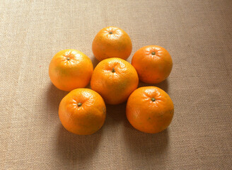 Ripe whole Kinnow mandarin hybrid Orange fruits © Maneesh