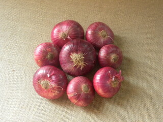 Red color raw whole onions