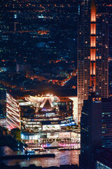 Fototapeta na wymiar Edificios de Bangkok vista de noche desde un mirador
