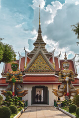 Fototapeta premium Templo Wat Arun con estatuas de guardianes en su frente ,de gran porte.