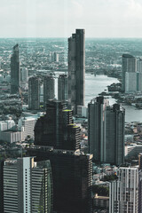 Edificios de la ciudad de Bangkok vistos desde un mirador. Se observan una variada arquitectura © Micaela