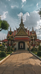 Fototapeta na wymiar Templo Wat Arun y sus guardianes de gran tamaño