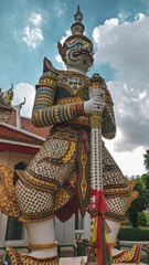 Templo Wat Arun y sus guardianes de gran tamaño