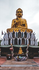 Estatua de Buda de gran tamaño y color dorado