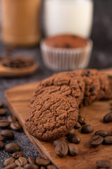 Cookies with coffee beans placed on a wooden plate.