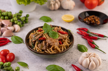 Stir fry the spaghetti put the pork in a bowl.