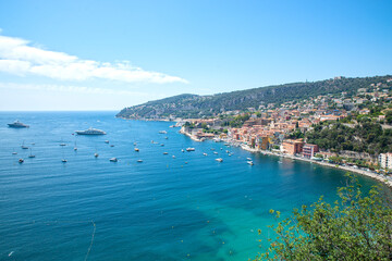 Obraz premium Widok miasta Villefranche sur Mer na Riwierze Francuskiej