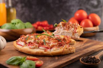 pizza placed on a wooden plate.