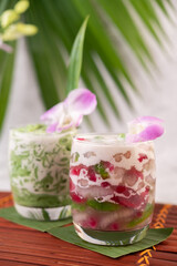 Dessert in a glass placed on a banana leaf.