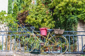 Fototapeta na wymiar An old bicycle in Hautefort.