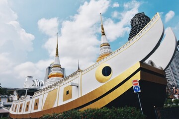 Templo budista con forma de barcaza en la ciudad de Bangkok