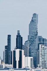 Edificios de la ciudad de Bangkok de direntes tamaños y arquitectura