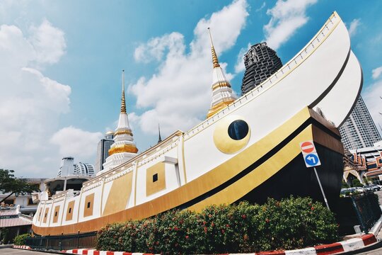 Templo budista con forma de barcaza en la ciudad de Bangkok