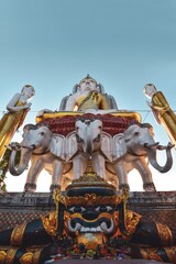 Buda sobre elefantes en un templo de Bangkok, Tailandia © Micaela