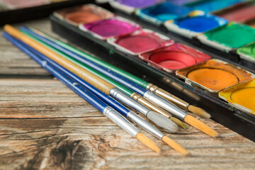 Obraz premium Colorful of Watercolor palette on a wooden table background