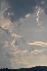 Cielo azul oscuro con nubes blancas