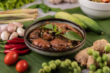 Joints and chicken feet stewed in a cup.