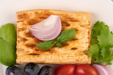 Breakfast consisting of black grape bread, tomatoes, and sliced ​​onions.