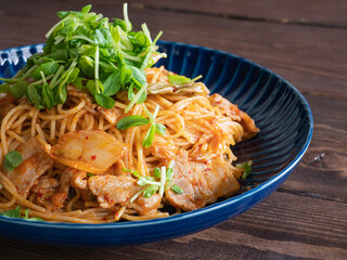 緑色の豆苗が映える豚キムチパスタ。