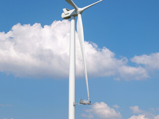 Wind turbine with maintenance platform
