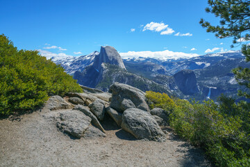 Fototapeta na wymiar hiking to glacier point in yosemite national park in california, usa