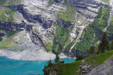 Fototapeta na wymiar Lac glaciaire aux eaux turquoise