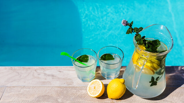 citronnade au bord de la piscine