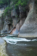 吹割の滝近くの渓流と奇岩
