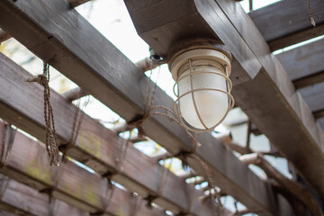木の屋根とライトと紐