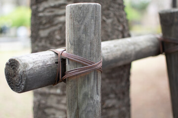 木のフェンスと鉄の結び目