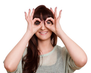 Frau formt eine Brille