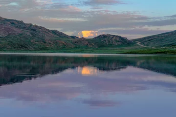 Cercles muraux Nanga Parbat reflet de la montagne dans le lac , nanga parbat avec lumière dorée dans les plaines de deosai du lac sheosar