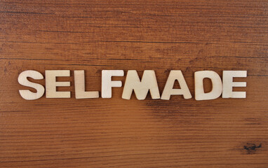 Begriff aus Holzbuchstaben auf altem dunklem Holz