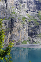 Falaises au bord d'un lac glaciaire