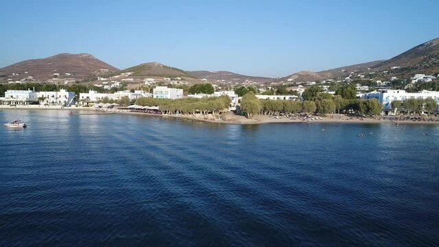 Port de Parikia sur l'&icirc;le de Paros dans les Cyclades en Gr&egrave;ce vue du ciel