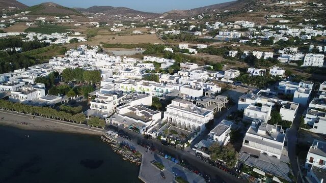 Port de Parikia sur l'&icirc;le de Paros dans les Cyclades en Gr&egrave;ce vue du ciel