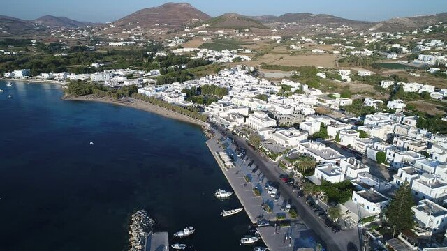Port de Parikia sur l'&icirc;le de Paros dans les Cyclades en Gr&egrave;ce vue du ciel