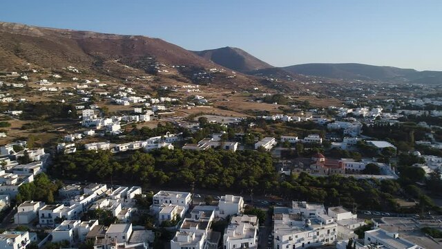 Port de Parikia sur l'&icirc;le de Paros dans les Cyclades en Gr&egrave;ce vue du ciel