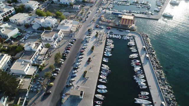 Port de Parikia sur l'&icirc;le de Paros dans les Cyclades en Gr&egrave;ce vue du ciel