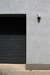 fassade mit rolltor und strahler