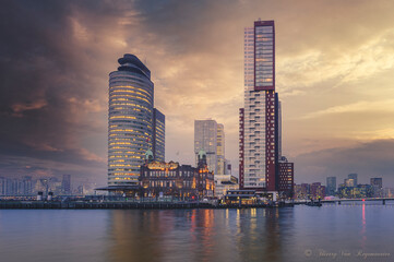 Obraz premium coucher de soleil sur Rotterdam