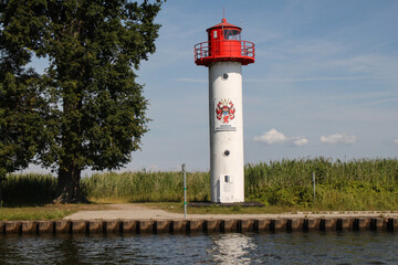 Fototapeta na wymiar Leuchtturm an der Hafeneinfahrt in Ueckermünde