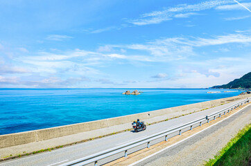 【夏旅行イメージ】日本海沿いの道路