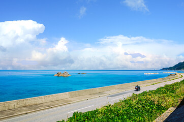 Fototapeta premium 【夏旅行イメージ】日本海沿いの道路