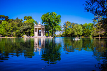 Fototapeta na wymiar Beautiful reflection in Villa Borghese Gardens