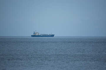 日本海に浮かぶ船