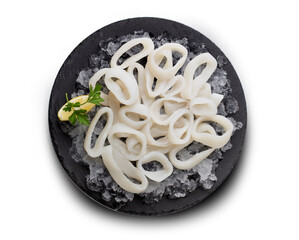 anillas de calamar frescas  y crudas sobre plato negro y fondo blanco. fresh and raw squid rings on...